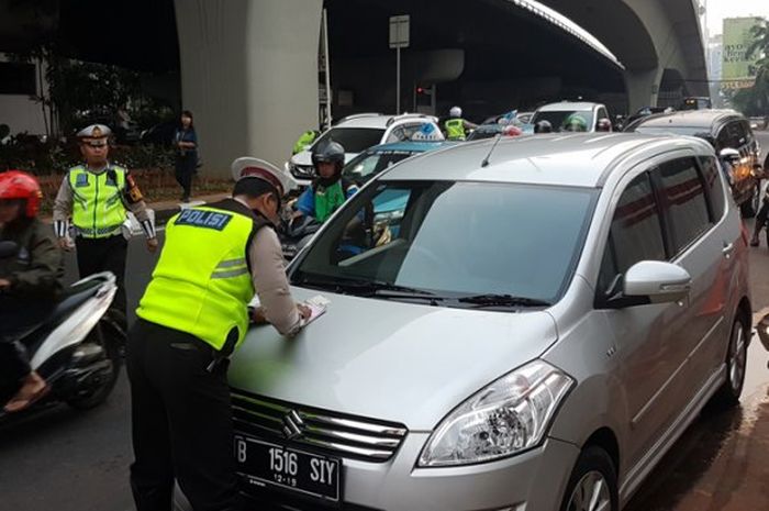 Ilustrasi tilang di Jalan DI Panjaitan karena melanggar sistem ganjil genap.