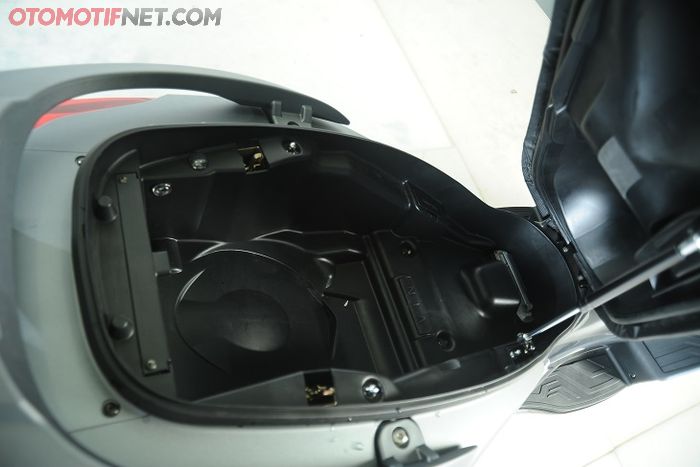 Test Ride Kymco Downton 250i. Bagasi luas bisa menampung 2 helm full face