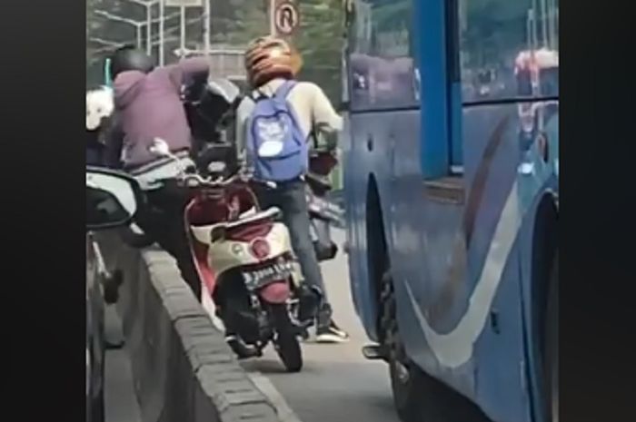 Aksi gotong royong para pelanggar lalu lintas