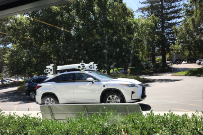 Ilustarsi, mobil Swakemudi Apple saat tertangkap kamera tengah diuji jalan