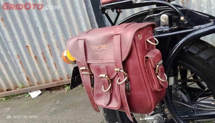 Sidebag custom berbahan kulit terpasang pada Yamaha Scorpio ala BMW R27