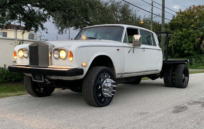 Mobil derek Rolls-Royce Silver Shadow bermesin V8 6.000 cc milik Chevy