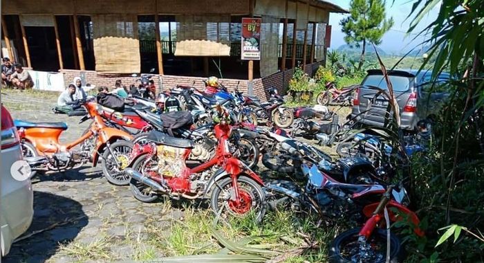 Puluhan motor yang terjaring razia cornering di Tawagmangu, Jateng