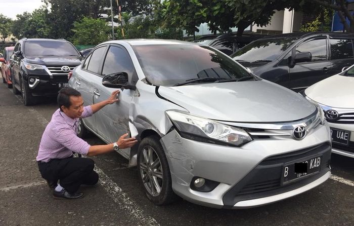 Kecelakaan Toyota Vios dan truk proyek di Cibubur