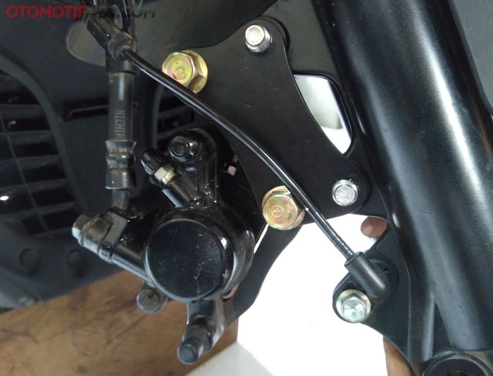 Pemasangan kaliper bawaan NMAX ke braket butuh baut baru