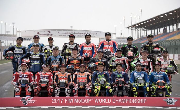 Sesi foto bersama pembalap MotoGP 2017 di Losail, Qatar, Valentino Rossi ada di tengah bersama Marc Marquez