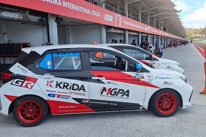 Pelek Astrowheels tipe Astro Phenom ukuran 15x6,5 inci dengan finishing warna merah yang dipakai di Agya GR Sport balap  