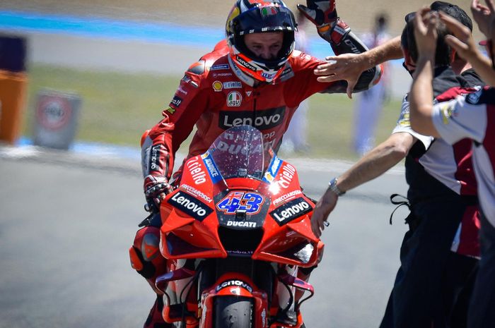 Berhasil mempersembagkan kemenangan untuk pabrikan Ducati di MotoGP Spanyol 2021, Jack Miller tak kuasa menahan tangis