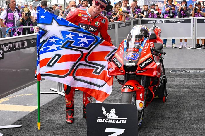 Berhasil naik podium ketiga, Jack Miller bawa bendera Nicky Hayden setelah balapan MotoGP Amerika Serikat 2022