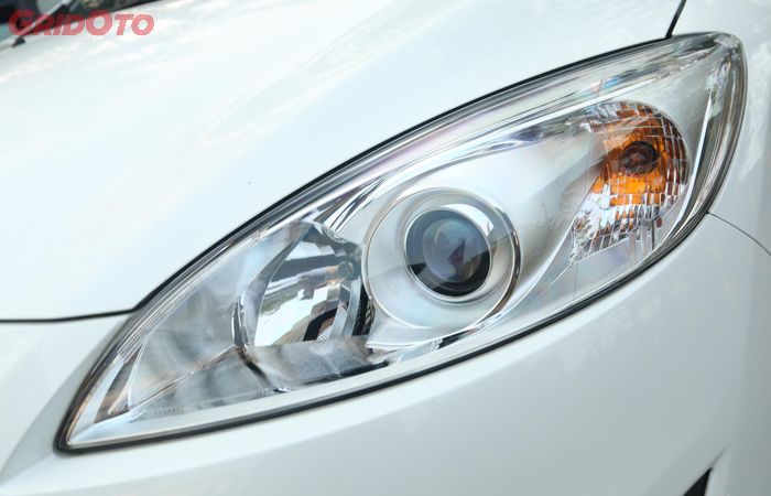 Headlamp Mazda5 sudah proyektor namun masih menggunakan lampu halogen