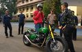 Gaya Jokowi Naik Kawasaki W175 Kustom, Jaket dan Helmnya Produk Lokal!