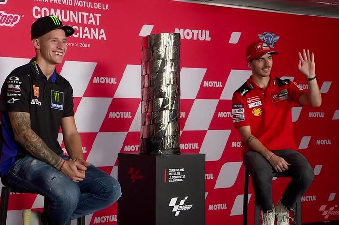 Trofi juara dunia MotoGP yang akan diperebutkan oleh Fabio Quartararo dan Pecco Bagnaia di MotoGP Valencia 2022