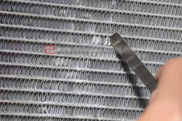 Luruskan kisi-kisi radiator yang penyok bisa pakai pinset jepit