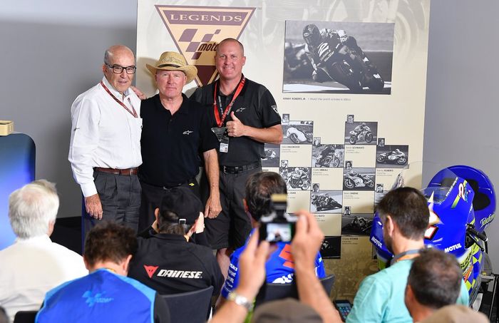 Dari kiri ke kanan: CEO Dorna Sports Carmelo Ezpeleta, juara dunia GP 500 tiga kali Kenny Roberts Sr dan juara dunia GP 500 cc tahun 2000 Kenny Roberts JrKenny