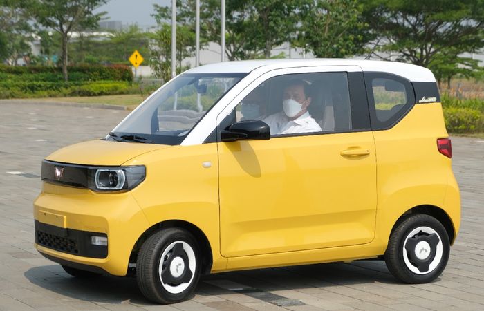 Menko Marves Luhut Binsar Pandjaitan menjajal mobil listrik Wuling