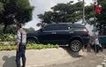 Toyota Fortuner Nyangkut di Taman, Efek Pengemudi 'Terbang' di Mimpi