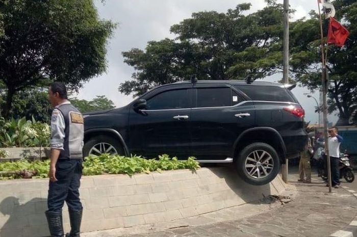 Toyota Fortuner mendarat di atas taman BSD Serpong, Tangerang Selatan