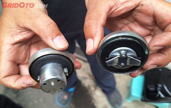 Begini penampakan tutup tangki Honda (kiri) dengan tutup tangki motor Yamaha (kanan)