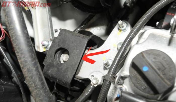 Pada Suzuki Ertiga generasi awal, cara cek engine mounting sudah aus atau belum bisa dengan memasukkan jari ke celah dudukannya (lihat tanda panah)