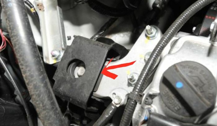 Pada Suzuki Ertiga generasi awal, cara cek engine mounting sudah aus atau belum bisa dengan memasukkan jari ke celah dudukannya (lihat tanda panah).