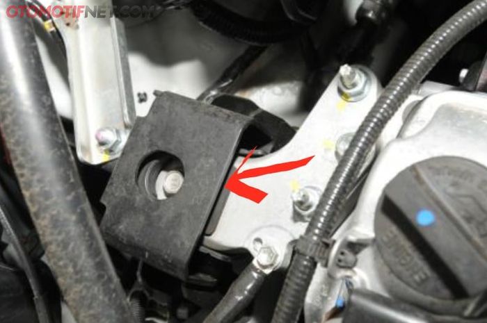 Pada Suzuki Ertiga generasi awal, cara cek engine mounting sudah aus atau belum bisa dengan memasukkan jari ke celah dudukannya (lihat tanda panah)