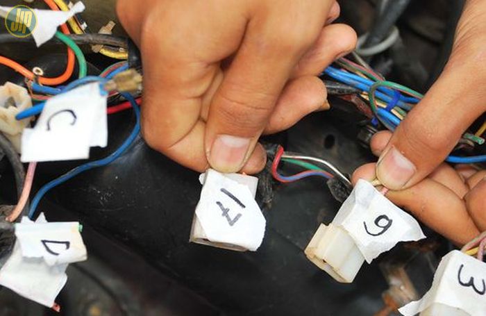 Dengan marking kabel, tidak perlu takut salah sambung kabel lagi.
