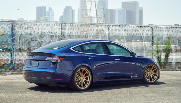 Tesla Model 3 lebih sporty dengan body kit carbon dan kelir Deep Blue Metallic