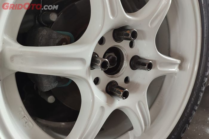 Sepele tapi penting mur roda mobil jangan dikencangkan searah. ILUSTRASI. Mur roda racing tampak lebih keren.