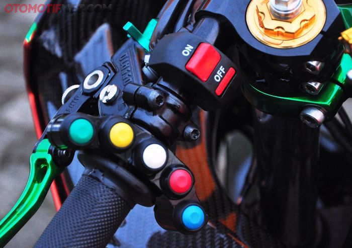 Buat memilih riding mode di Kawasaki Ninja 250 menggunakan saklar on off yang dipasang di setang