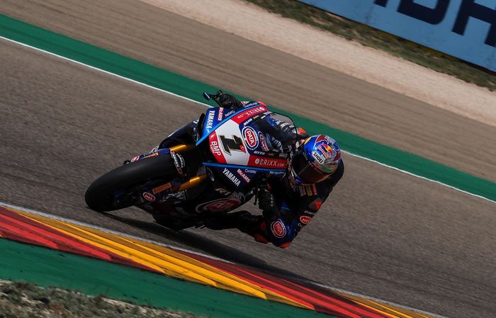 Juara dunia Superbike 2021 Toprak Razgatlioglu dengan motor nomor 1 pada hari pertama kejuaraan dunia Superbike 2022 di WorldSBK Aragon