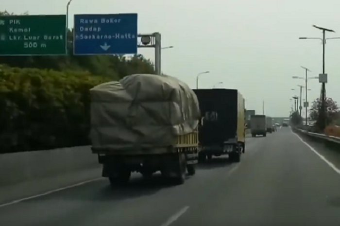 Truk angkutan barang