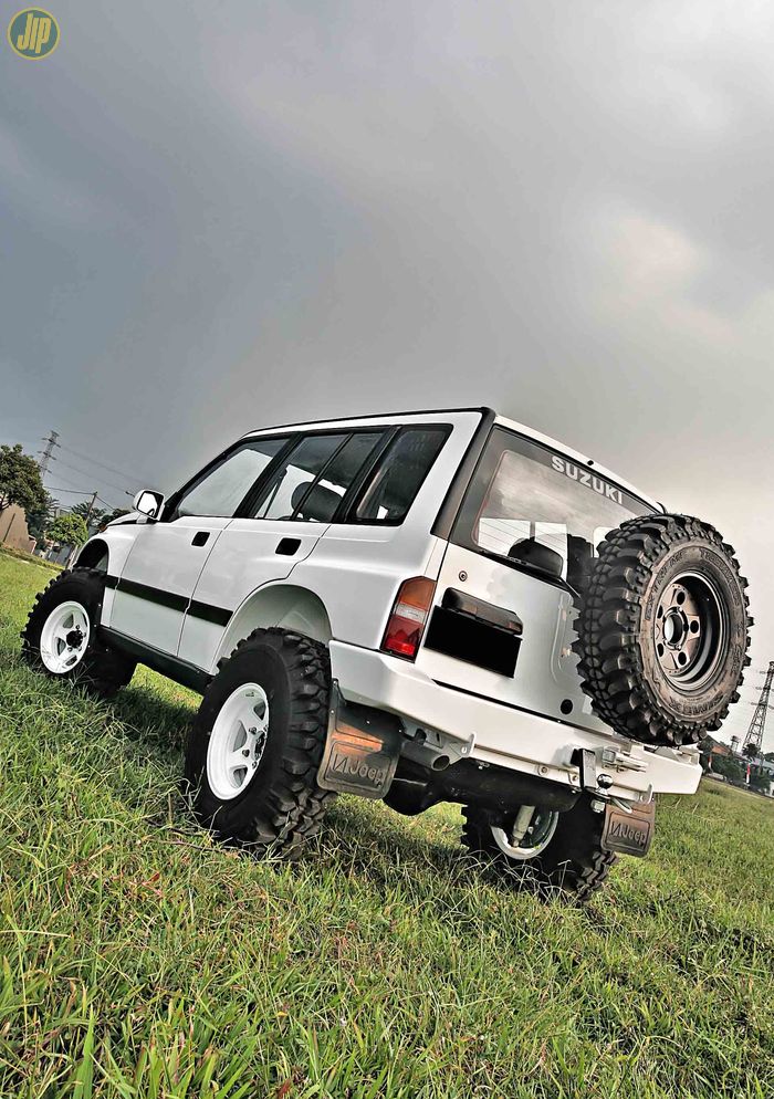 Mud flap aftermarket untuk Jeep ikutan dipasang. Meskipun bukan peruntukan Suzuki Vitara, tapi tetap terlihat ciamik.