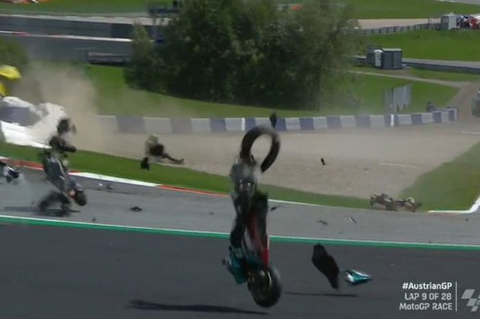 Dua Kali Valentino Rossi Hampir Tersambar Motor Zarco dan Morbidelli 