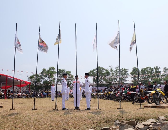 Acara dimulai dengan upacara bendera