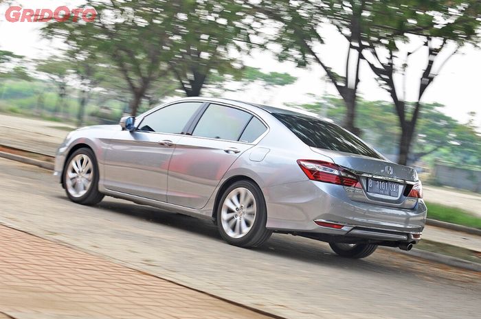 Handling Honda Accord tajam berkat set suspensi yang cenderung kaku