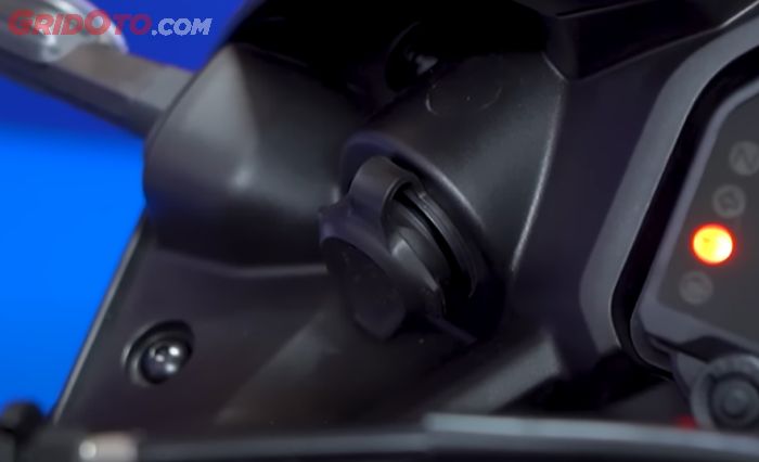 Kini ada power outlet di balik fairing Yamaha R25 versi 2025
