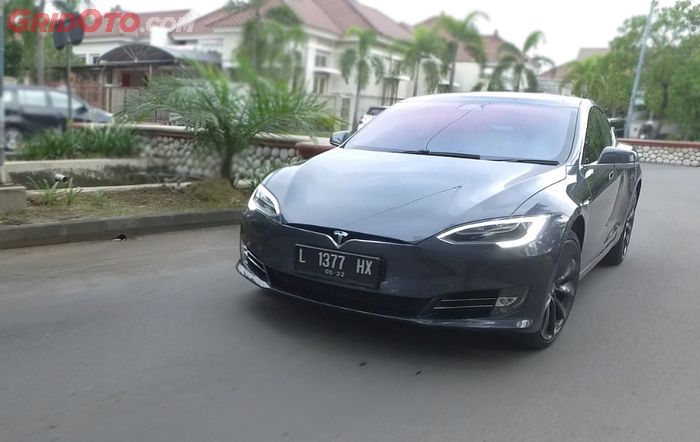 Tesla Model S 90D menggunakan 2 motor listrik dengan output maksimum 518 dk dan torsi 658 Nm 