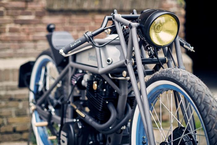 Garpu depan girder fork yang ditopang suspensi untuk kursi roda