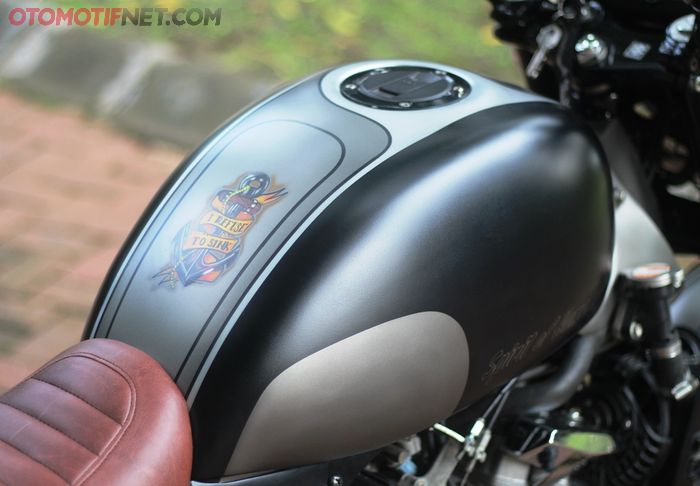 Tangki custom dibentuk lebih minimalis dibanding milik Suzuki Inazuma menggunakan pelat galvanis