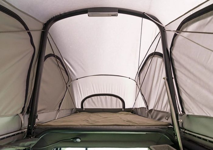 Modifikasi Jeep Wrangler dilengkapi tenda yang bisa menampang 2 orang dewasa