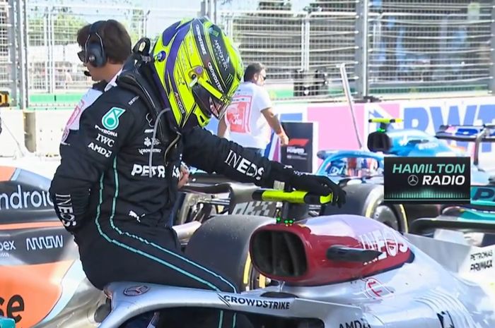 Lewis Hamilton memegang punggungnya setelah keluar dari mobilnya di balap F1 Azerbaijan 2022