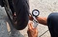 Harus Tahu, Ini Efek Negatif Tekanan Angin Ban Motor Terlalu Keras