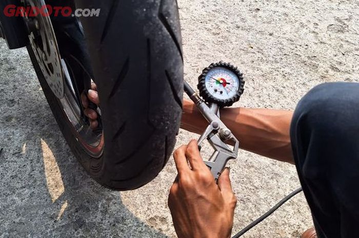 Jarang memeriksa tekanan angin ban  ternyata bikin ban motor habis sebelah 