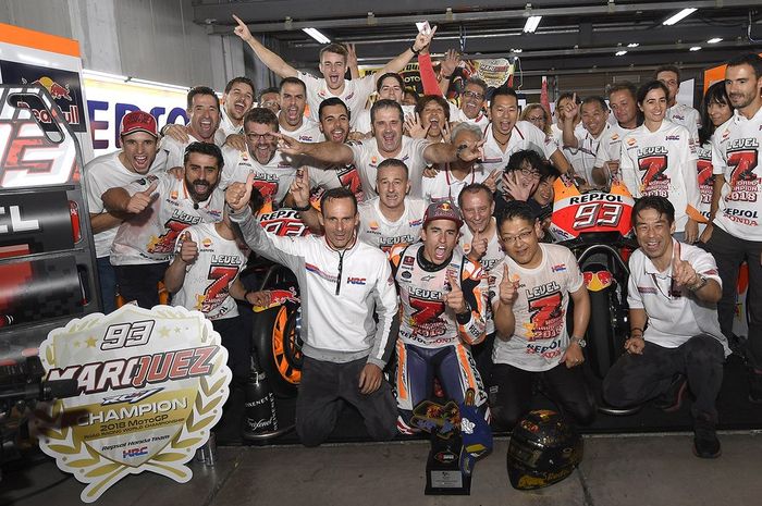 Orang nomor satu Honda, Takahiro Hachigo, samping kiri Marc Marquez kasih order harus menang sebelum balapan