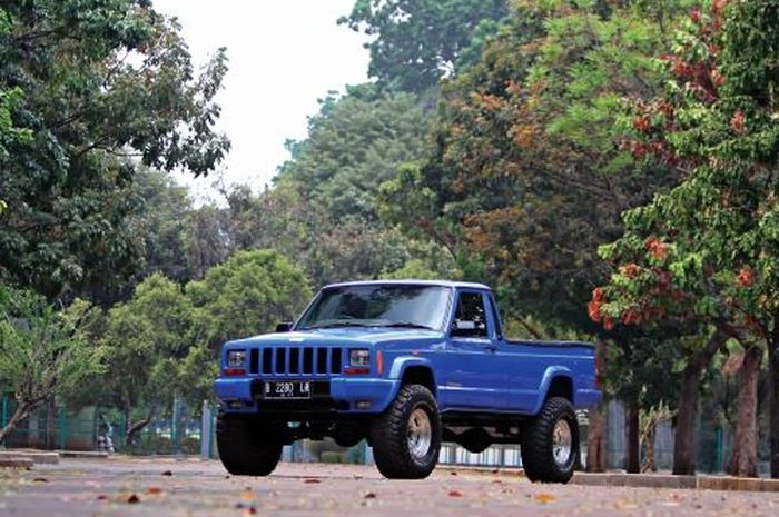 Modifikasi Jeep Cherokee XJ, disulap jadi pikap Comanche