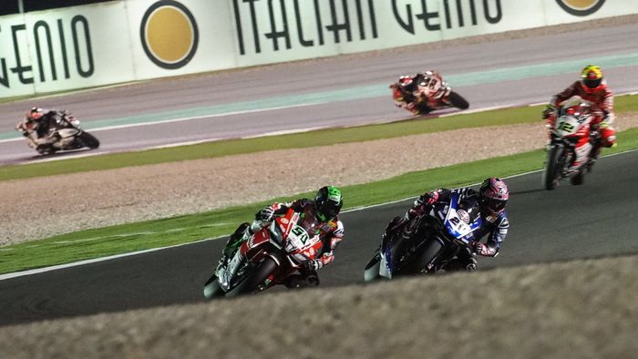 Alex Lowes (kanan) saat bertarung dengan Eugene Laverty di race 1 WSBK Qatar