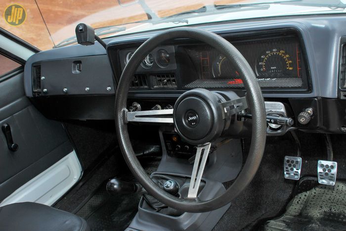 Dashboard asli masih dipertahankan kondisinya, setir dipasangi milik Jeep YJ wrangler.