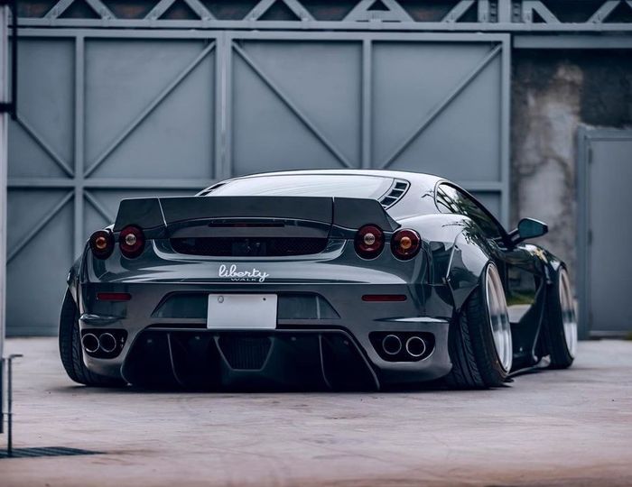 Tampilan belakang modifikasi Ferrari F430 dipasangi wide body Liberty Walk