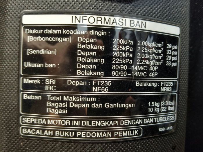 informasi tekanan angin ban pada motor yang biasanya tertempel di bodi 