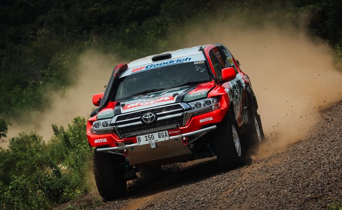 Julian Johan dan Recky Resanto bersyukur bisa finish dengan Land Cruiser 200 tetap utuh